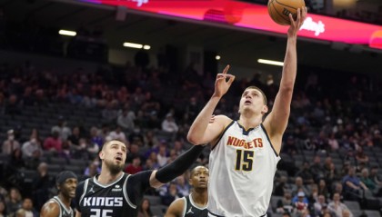  约基奇27+15+10掘金横扫爵士  