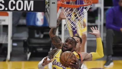  库里三分绝杀雷霆迎五连胜  