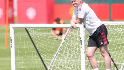  沃尔夫斯堡定位球战术奏效，利用身高优势头球破门锁定胜局