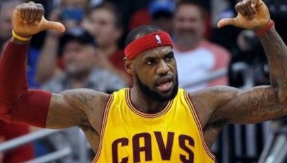  詹姆斯再创纪录，生涯总分破四万  